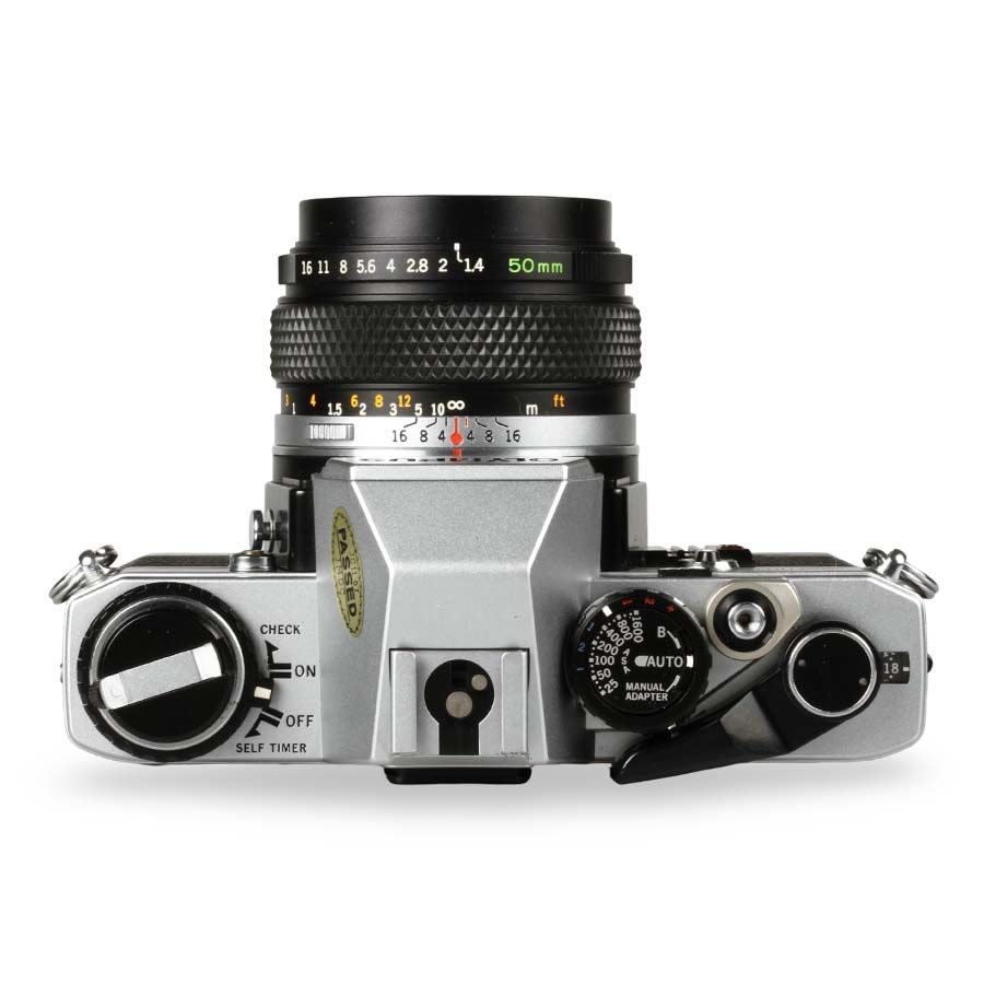 Câmera analógica 35mm Olympus OM10 com lente 50mm f1.4 + 28mm f2.8 - USADO