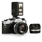Câmera analógica 35mm Olympus OM10 com lente 50mm f1.4 + 28mm f2.8 - USADO