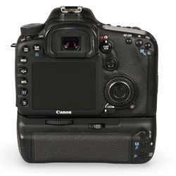 Câmera DSLR Canon EOS 7D com Grip de bateria BG-E7 - USADO (11.381 disparos)