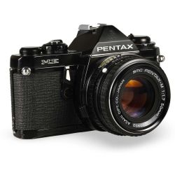 Câmera analógica 35mm Pentax ME com lente 50mm f1.7 - USADO